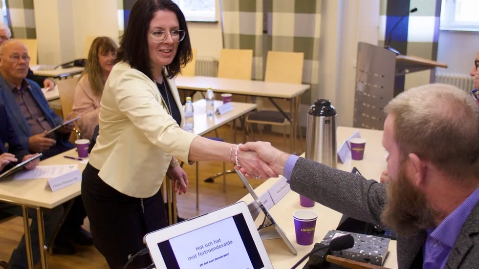 Ekonomichef Elin Höghielm hälsar på kommunfullmäktiges ordförande Jörgen Larsson (S).