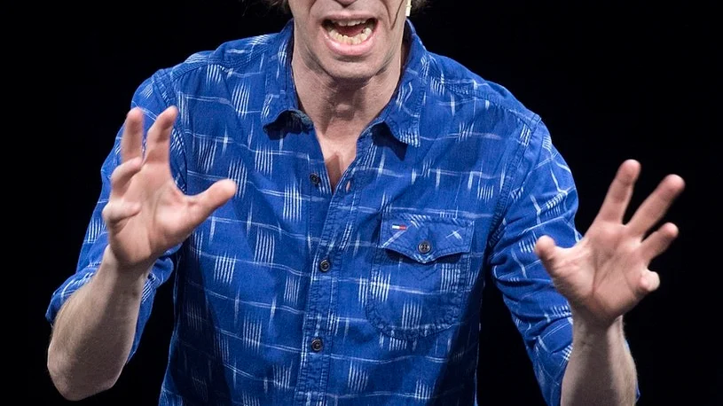 Ståupparen Eric Löwenthal bjuder Gnestaborna på humor och allvar.
