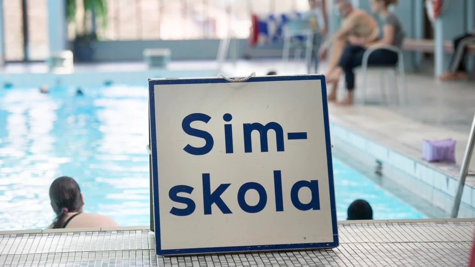 På sommarsimskolan i Duveholmshallen får barnen träna sin vattenvana, balans och simkunnighet.