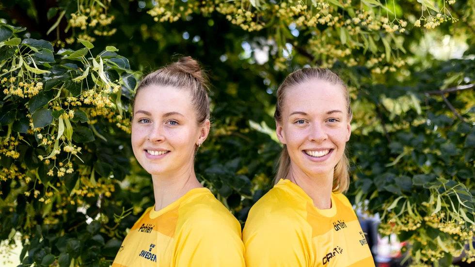 Systrarna Sophie och Louise Hansson, till höger, är svenska medaljhopp i VM efter deras individuella genombrott i fjol.