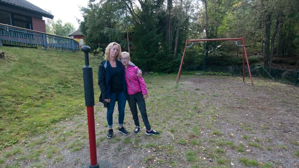 Idag är särskolans elever hänvisade till en egen byggnad med en egen liten skolgård bredvid Dansutskolan. "Förut var barnen tillsammans på stora skolgården. Här finns bara en enda gunga på denna dystra plats."