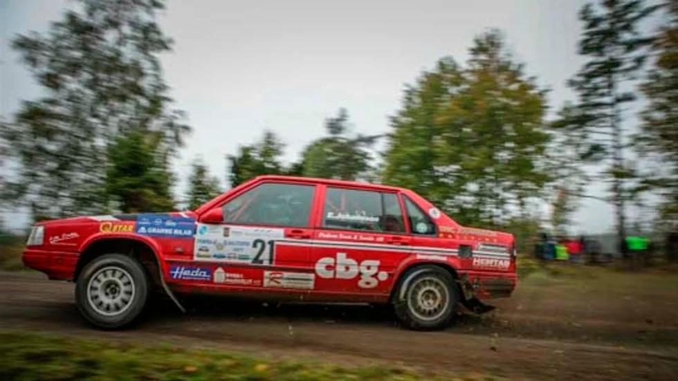 Eric Johansson far fram i sin röda Volvo 940 på Badhotelletrallyt.