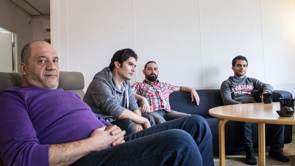Mohammad Ayman Irsibaty, Esmat Safari, Franco Khnaifes och Omar Altaan vantrivs på flyktingboendet på landet utanför Katrineholm. Här finns inget att göra och ingen att prata med, berättar de.