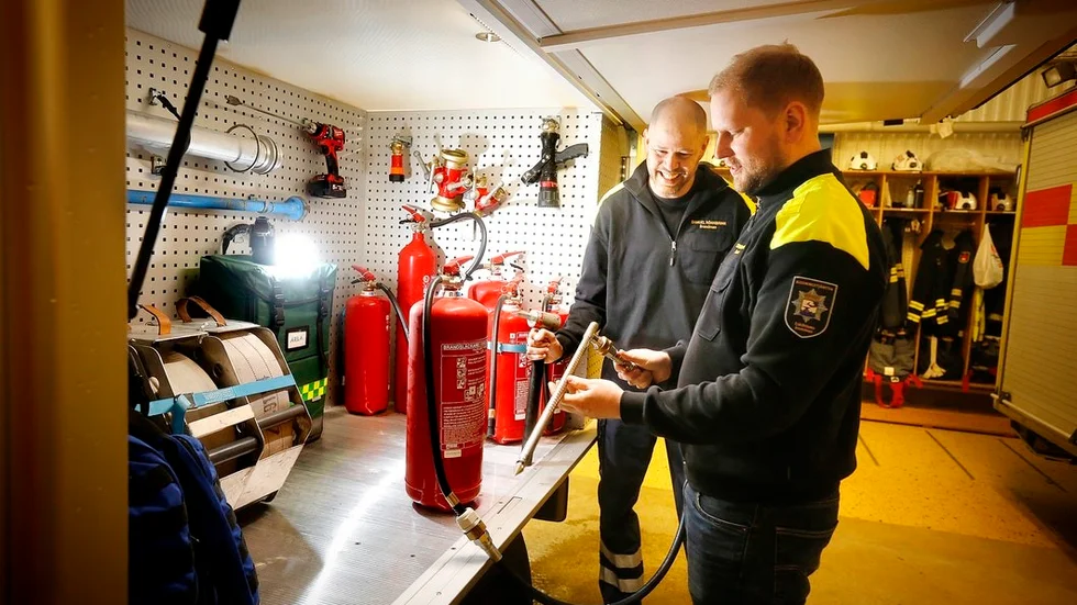 Simon Gindemo (till höger) och Samuel Rönnbrink vid den nya insatsbilen.