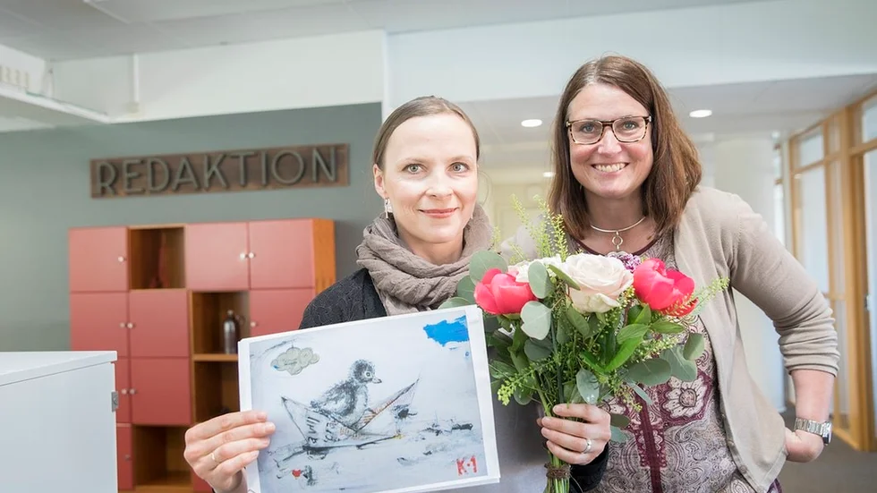 Madara Vaska Olin uppvaktades härom dagen av Kurirens chefredaktör Marie Hillblom. Nu ska konstnären skapa tidningens 100-årskonstverk.