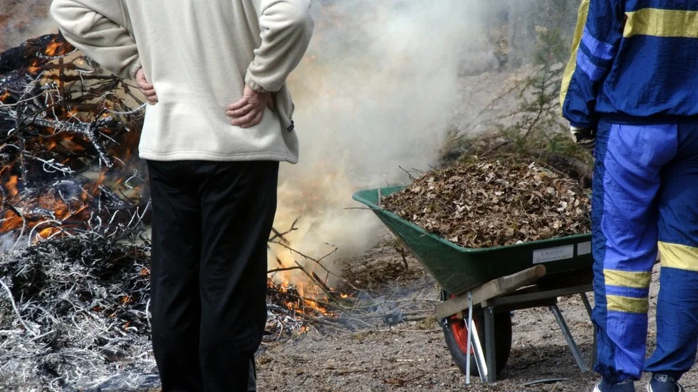 Under vecka 17 är det tillåtet att elda trädgårdsavfall i tätbebyggt område.