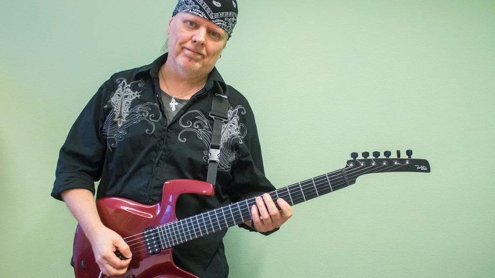 Gitarren och Rauno Morja är redo. Den 22 april är det dags för "Från mörker till ljus".