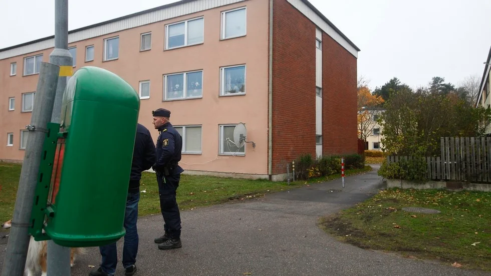 Patrullen söker igenom området och pratar med boende där.