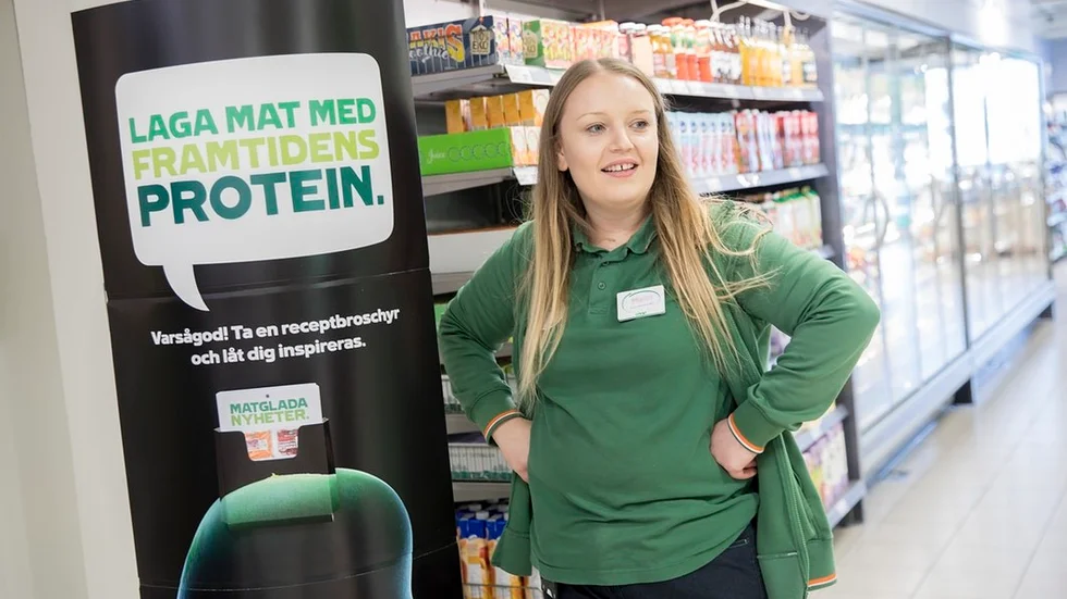 Malin Bjurling som jobbar på Coop är själv vegetarian för att värna om miljön. Hon vill lyfta fram miljövänliga livsmedel så mycket som möjligt.