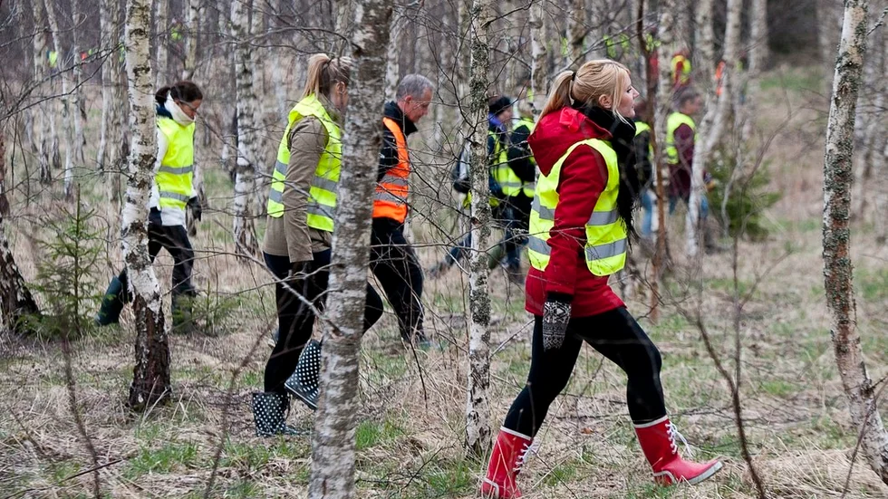Polis och frivilliga sökte efter en dement kvinna som försvunnit från äldreboende under onsdagen.