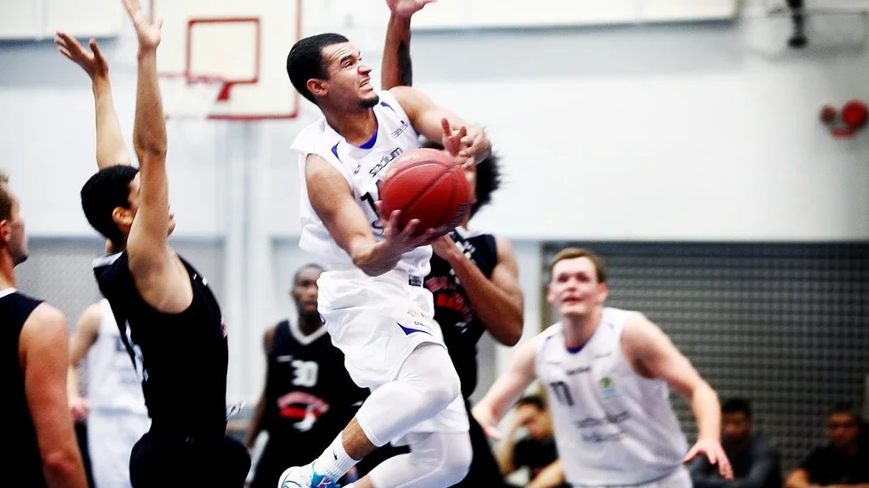 Ramon Mirianidis skickade i flest poäng för Eskilstuna Basket när man på söndagen bärgade säsongens första seger. Arkivfoto: Veronica Karlsson