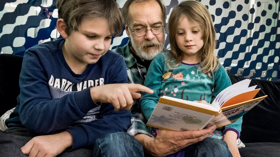 Läs, läs, läs! Långt ifrån alla föräldrar läser för sina barn, men högläsning har klara fördelar: den utvecklar språkkänsla och ordförråd samtidigt som den ger en mysig stund tillsammans.