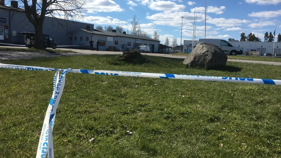 Polisen spärrade av ett större område på Västra Fredsgatan under måndagsförmiddagen.
