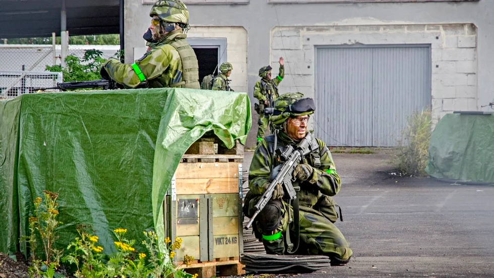 Hamnen är under attack och hemvärnssoldaterna får försvara sig.