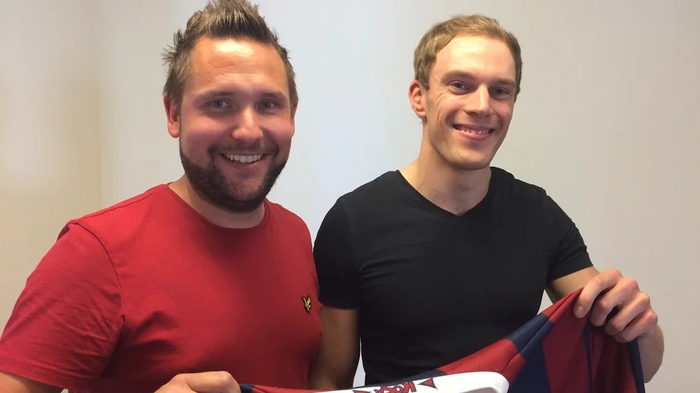 Sportansvariga Jonas Åkerström till vänster hälsar nyförvärvet Tobias Forsman välkommen tillbaka till KVBS. Foto: Anders Göransson