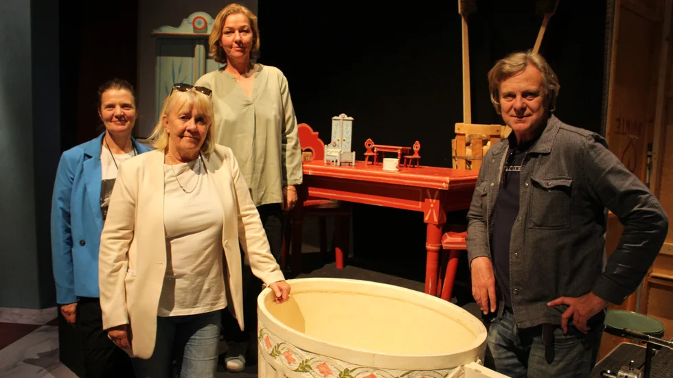 Ingmarie Halling (tvåa från vänster) i ett annat projekt. Här är hon med och presenterar en Nils Karlsson Pyssling-miljö i Filmbyn i Mariannelund. Ingela Nilsson, Anna Söderberg och Gunnar Björs.
