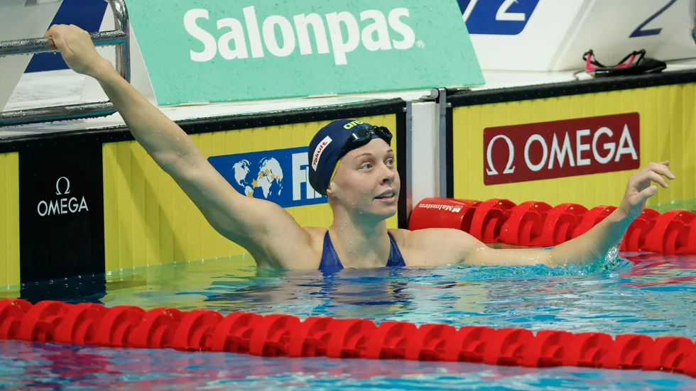 Louise Hansson pustar ut i bassängen efter att ha blivit finalklar på 100 meter fjäril.