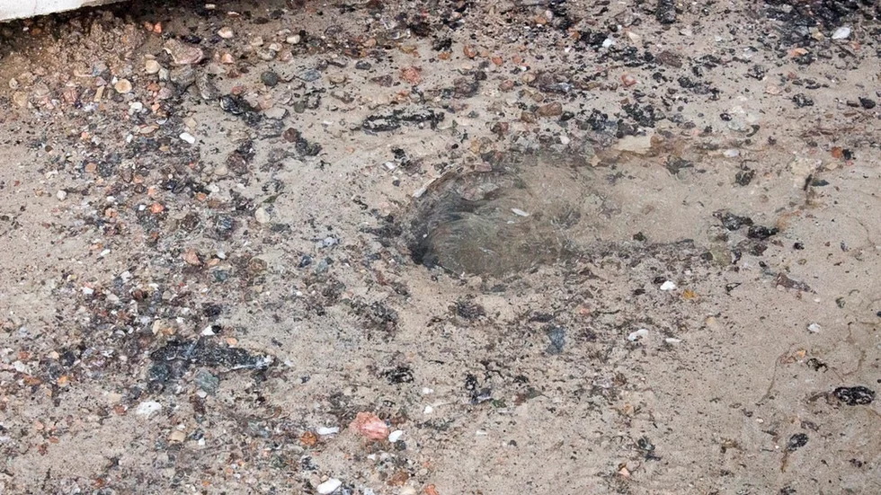 Från hålet i marken rann vattnet vidare ner längs gatan till närmsta brunn.
