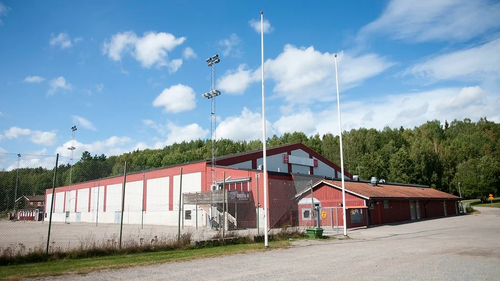 Här, vid Hagstumosse IP, vill kommunen bygga en ny sporthall med 300 läktarplatser.