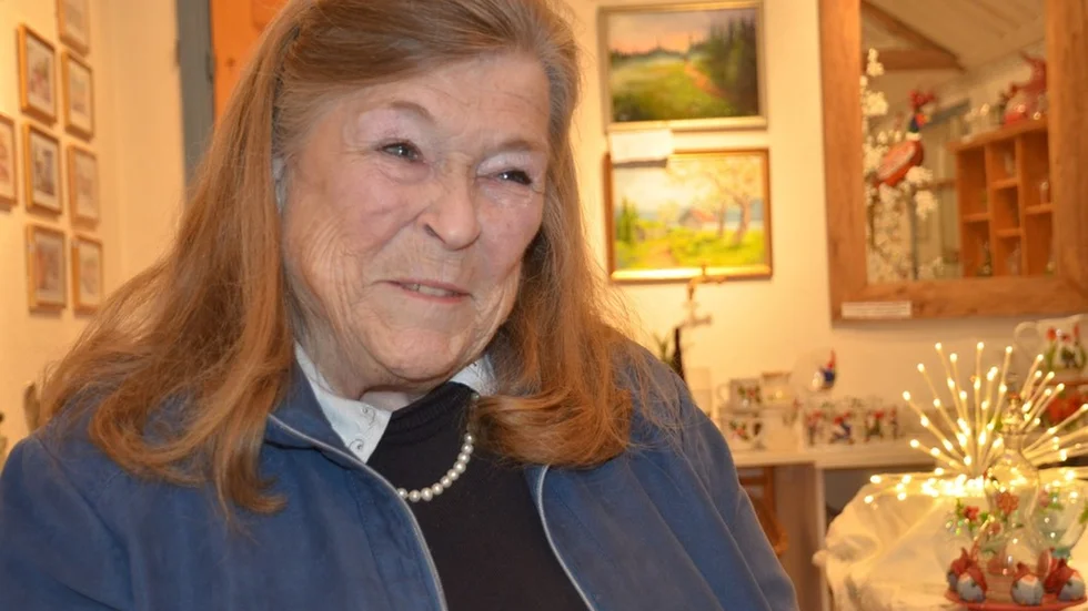 Titti Nyblom Gnosspelius tycker att Trosa är som en sagostad och skildrar de sörmländska skogarna i den nya bildboken.