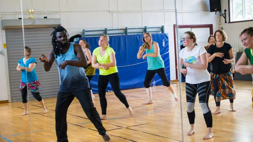 Alhassane Camara leder gruppen i den västafrikanska dansen doundounba.