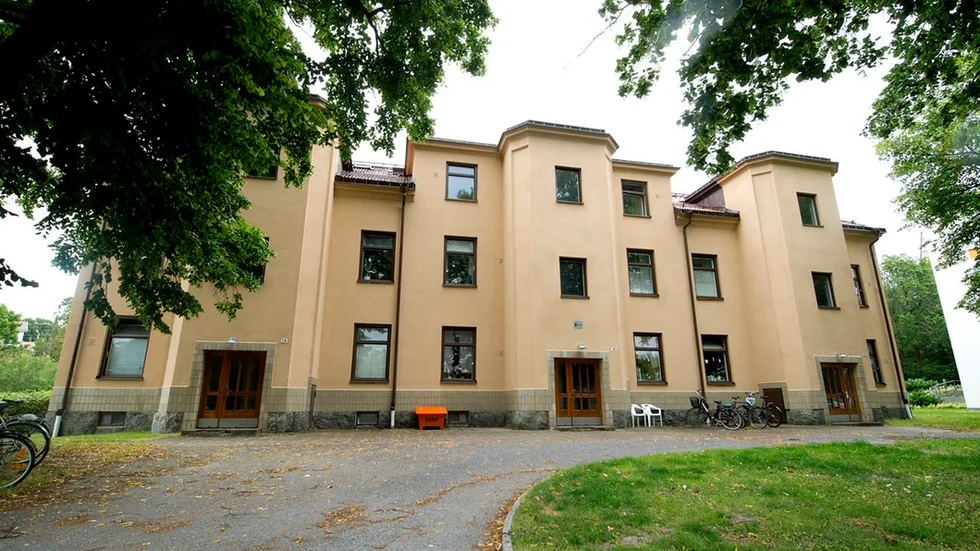 2013 värderades fastigheten Folkesta i Oxelösund till 3,8 miljoner kronor. 2016 sålde kommunbolaget Kustbostäder fastigheten för 3,574 miljoner. 2017 såldes fastigheten vidare av Samhällsbyggnadsbolaget till Åke Holmströms Vinterklasen för 7,3 miljoner kronor.