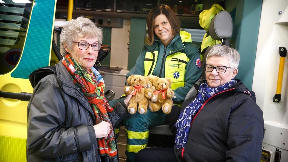 Anita Borg och Kerstin Gustavsson från Oddfellows kvinnoavdelning, Rebeckalogen, överlämnade 60 nallar till ambulanssjuksköterskan Johanna Claesson.