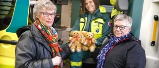 Ambulansen rycker ut – med nya kramvänliga nallar