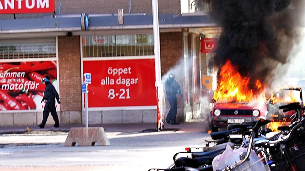 Rånarna tände eld på den röda Volkswagen de kom i innan de flydde i en annan bil.