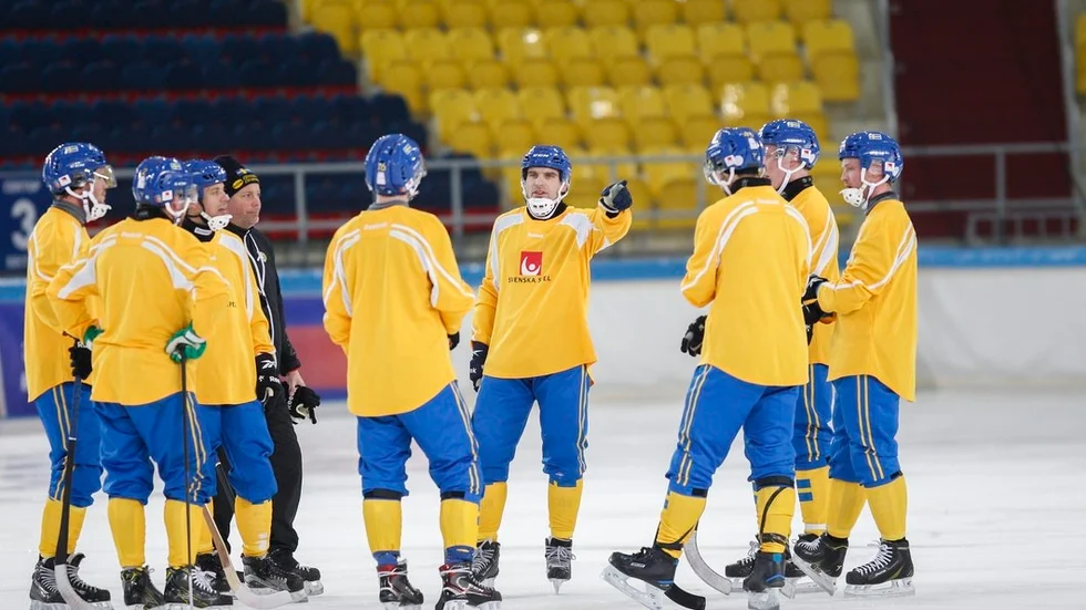 Det svenska bandylaget spelar sin första VM-match mot Finland på måndag.