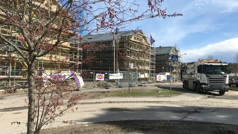 Det är de här tre husen med totalt 24 lägenheter som Kommunfastigheter säljer till Riksbyggen för 57,5 miljoner kronor.