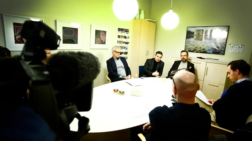 Arne Jonsson (C), Jimmy Jansson (S) och Jari Puustinen (M) från den styrande majoriteten presenterade vid en pressträff under tisdagen sitt förslag på hur tiggeriet i Eskilstuna ska stoppas.