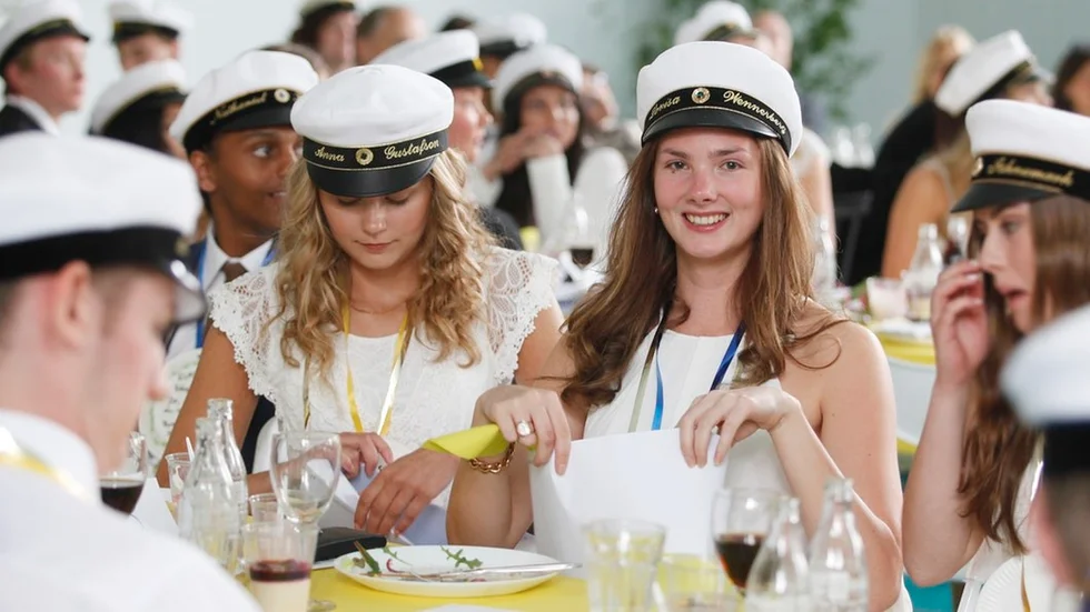 Passa på och njut! Lovisas tips till dig som ska ta studenten är att inte överanalysera dina känslor mitt i firandet. Slappna av och njut. Här sitter Lovisa på studentlunchen på Thomasgymnasiet.