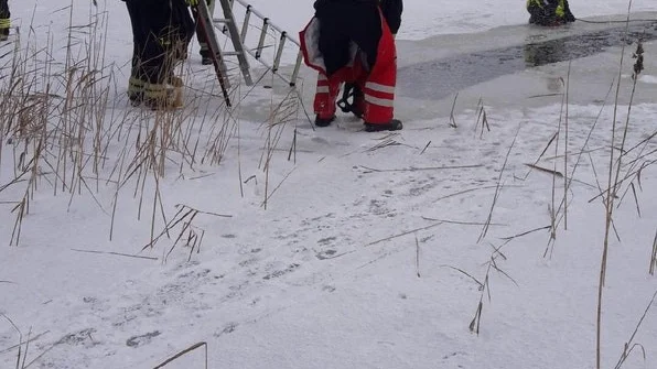 Räddningstjänstens bild på när isen sågades upp under hästräddningen på Dunkern.
