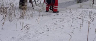 Häst gick genom isen utanför Malmköping