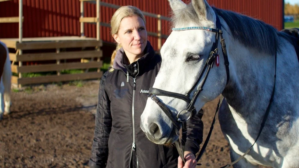 Årets eldsjäl 2017 Anna Frössevi har ett stort djurintresse och för ett halvår sedan köpte hon, tillsammans med Vingåkers ryttarförening, Deniero som är en nioårig lettisk import. Ett köp som visat sig vara en lyckträff för både ridskolan och Frössevi.
