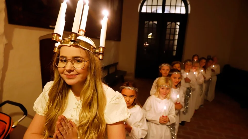 Stallarholmens lucia, Elin Huhta och knatterösterna i barnkören Tonfiskarna, gör sig redo att inta Toresunds kyrka.