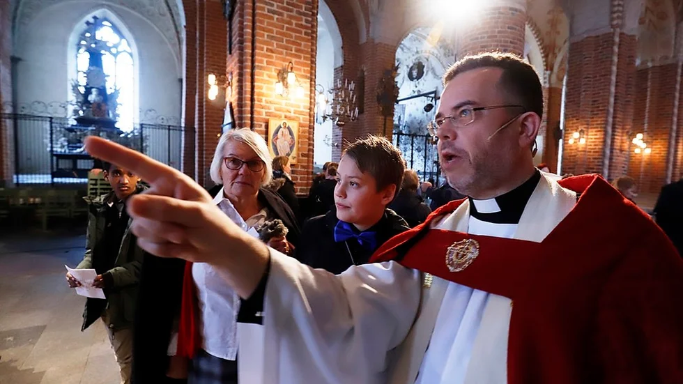 För Domprosten Christofer Lundgren är julafton en extra lång arbetsdag. Här berättar han om altartavlans motiv för Arvid Törnlund och hans mormor Birgitta Törnlund, från Stallarholmen.