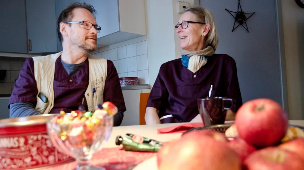 Mikael Hörnlund, 54, och Vivianne Axton, 60, jobbar på Gnesta kommuns hemtjänst. De är kritiska till förslaget om höjd pensionsålder.