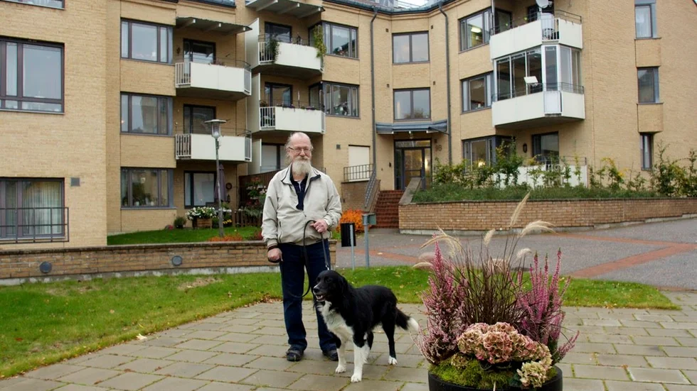 Bent Carlsson, eller BC som han oftast kallas, började sin bana på Vingåkershem 1969 som byggnadsingenjör. Från 1984 till 1996 var han VD för bolaget. Kvarteret Smeden i centrala Vingåker är han mycket nöjd med att ha varit med och skapa under sin VD-tid. Här med treårige Ceasar.