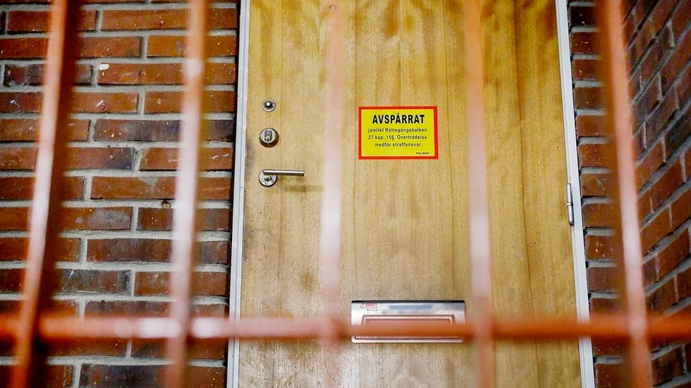 Här, utanför lägenhetsdörren hittades den svårt skadade mannen som senare avled på grund av sina skador.
