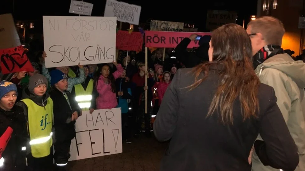 I november förra året hölls en demonstration mot Strängnäs skolutredning, en utredning som Fredrik Lundgren ifrågasätter. Foto: Lars Kilström.