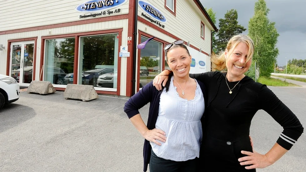 Poolshopen blir något av en centralpunkt för lördagens jätteloppis, som Emma Öhman och Mia Skogsmo har höga förväntningar på.