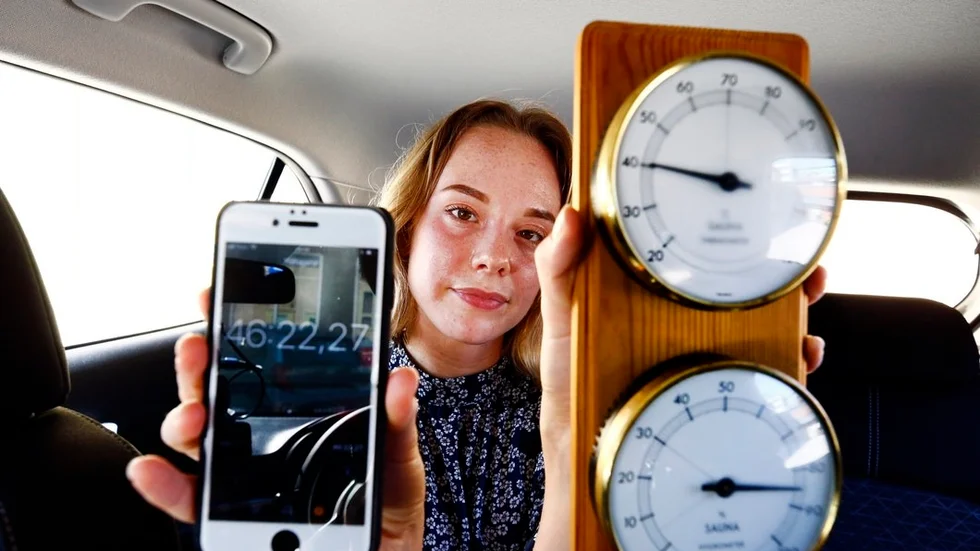 Man blir lagom svettig efter en lång tid i en varm bil, utan någon frisk luft som cirkulerar.