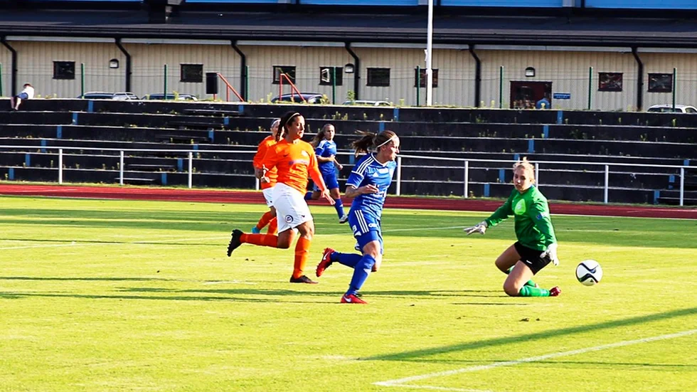 DFK Värmbols spjutspets Lisa Moberg grundlurar Lidingös målvakt och sätter 3–0 i slutet av den andra halvleken.  FOTO: RONNY FALCK