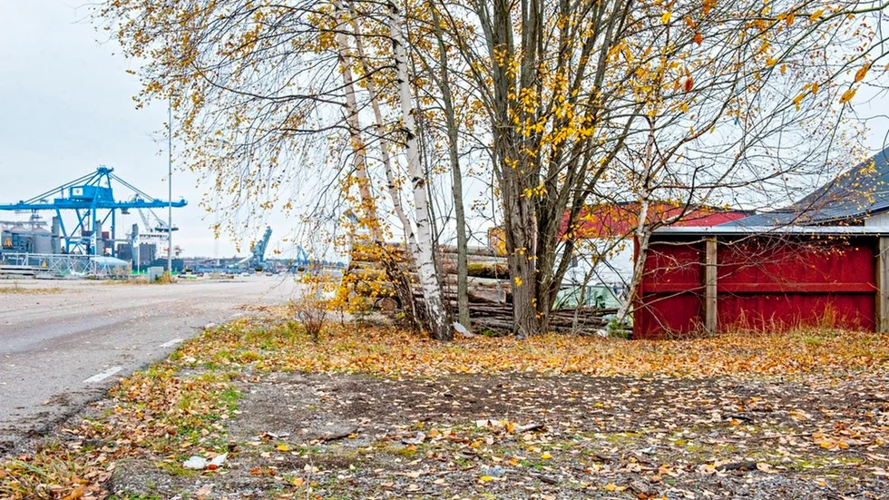 Planket som skymtar till höger har det till sist beviljats bygglov för. Men egentligen var det tänkt att det skulle omgärda hela grusplanen och bilda en innergård.