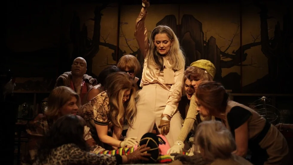 Storhäxan själv, spelad av Marie Richardson, i färd med att oskadliggöra ett barn.
