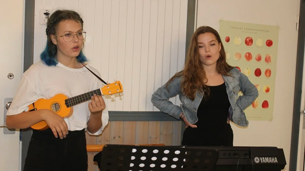 Gymnasieeleverna Beatrice Jernqvist och Naima Bergenheim spelar på äldreboendet i Malmköping.