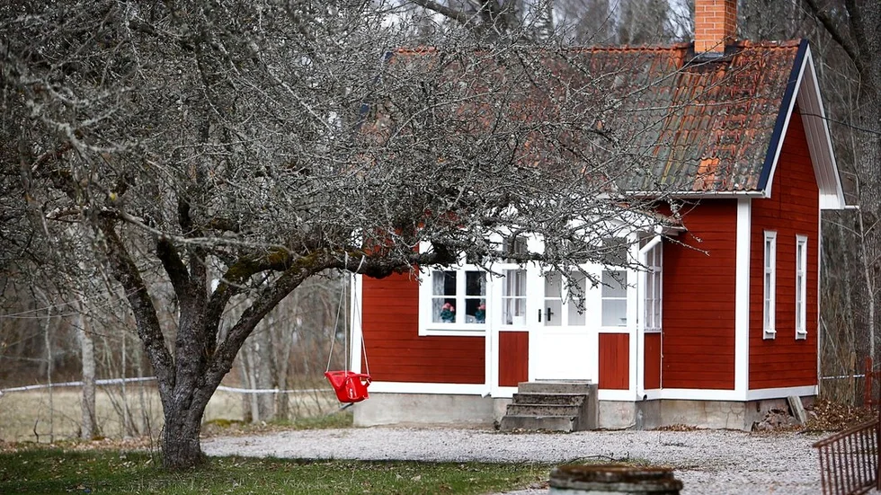 Johanna Möllers mamma vaknade svårt knivskuren och fann sin make död bredvid sig i sängen i sommarstugan utanför Arboga.