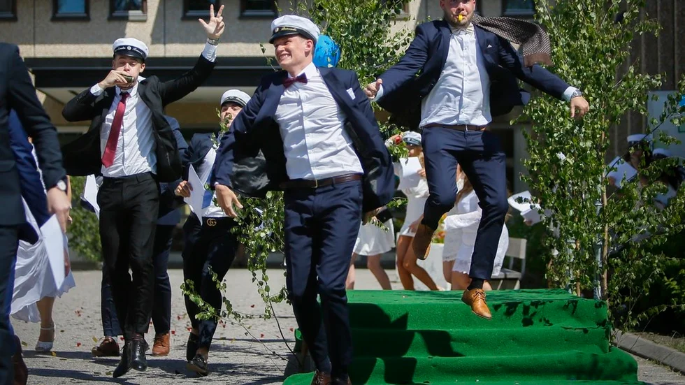 Nybakade studenter hoppade ut i friheten som ystra vårkalvar.